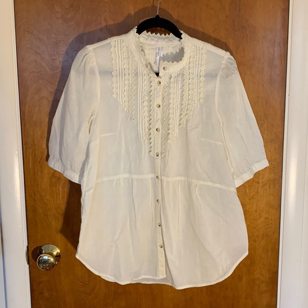 Feather bone by Anthropologie EUC cream short sleeve blouse Size 8